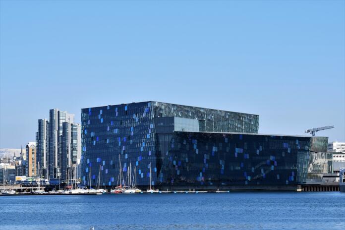Moderna stavba ob vodi
