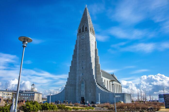 Futuristična bela cerkev, ki po obliki spominja na raketo