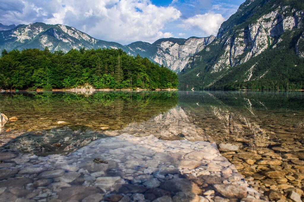 Jezero, ki ga obdajajo gore, ima zelo čisto vodo, pod katero se vidijo kamni na dnu