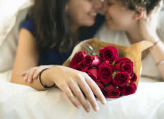 Je Valentinovo sploh važno? Lesbian couple lifestyle on the bed