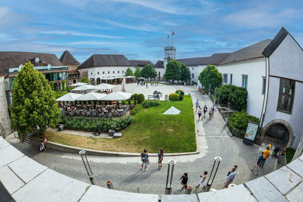 Ljubljana: Panoramic view of the internal yard of Ljubljana castle (Ljubljanski grad), with tourists on vacation.