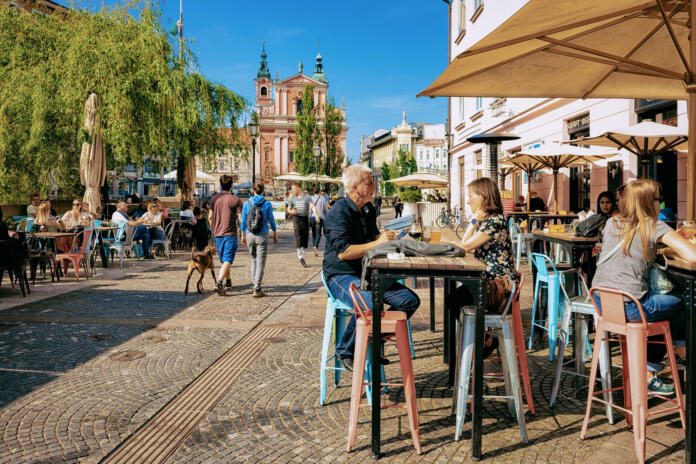 Ljudje na terasi ene izmed ljubljanskih kavarn