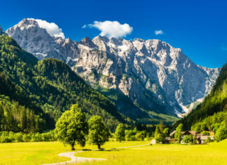 Prijave za najboljšo turistično vas 2023 so odprte! zelen travnik in zasenžene gore v ozadju