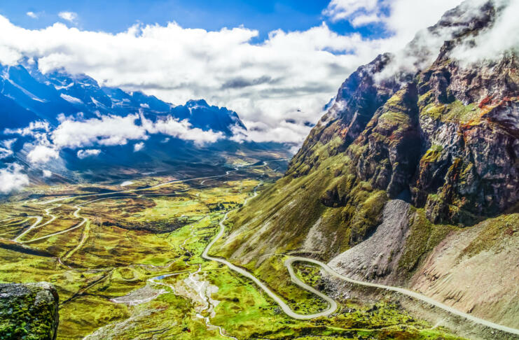 Gorska pokrajina in vijugasta cesta
