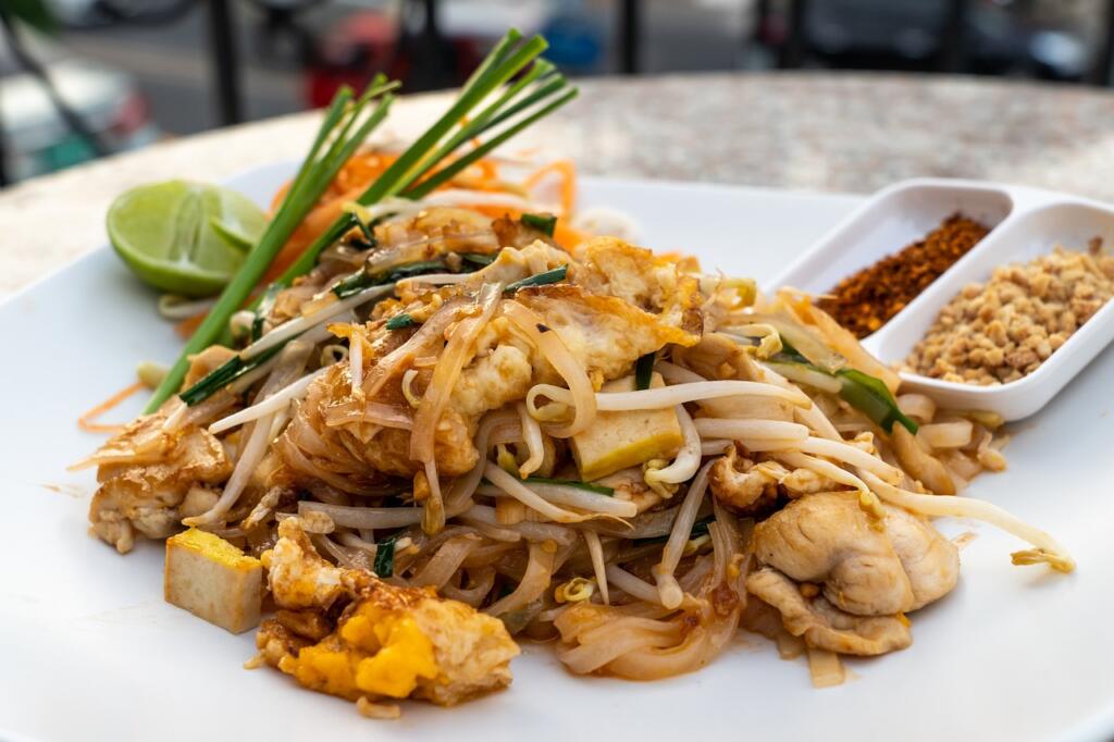 pad thai, thai food, thailand