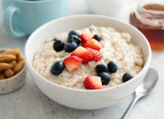 Študent kuha: Kaše so »in«, a kako jih skuham? Porridge Bowl With Fresh Summer Berries In Bowl. Clean Eating Dieting Concept. Oatmeal With Berries