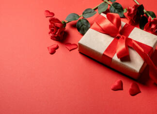 Top 5 last minute daril za valentinovo Red solid background with red hearts, gifts and confetti. The concept of Valentine Day.