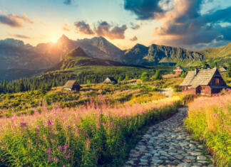 6 izjemnih krajev za potovanje na Poljsko Tatra mountains with valley landscape in Poland. Dolina Gasienicowa valley