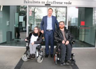 Dostopnost za invalide na Fakulteti za družbene vede Moški in ženska na invalidskih vozičkih, med njima stoji moški