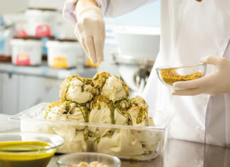 10 slastnih novih okusov sladoleda za leto 2023 Roka krasi sladoled