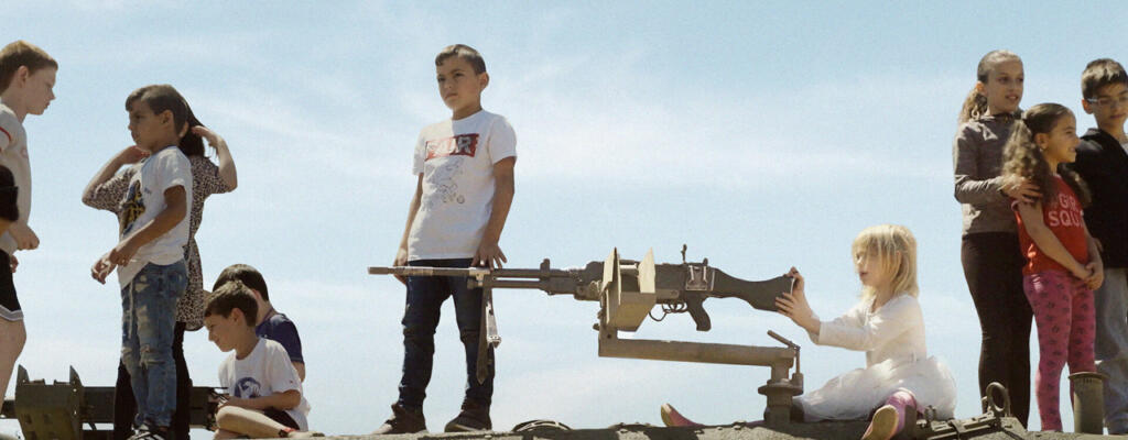 Prizor iz filma Nedolžnost. Fantje s puškami.