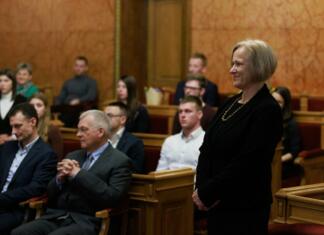 Prejemnice Jesenkove nagrade so Ema Pleško, Špela Borko in Nataša Poklar Ulrih Nataša Poklar Ulrih ob prejemu Jesenkove nagrade