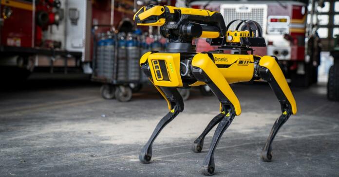 SPOT robot, ki ga je ustvaril Boston Dynamics SPOT robot, ki ga je ustvaril Boston Dynamics