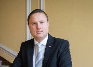 Žan Mahnič vlado sprašuje, če bo aretirala Vladimirja Putina Žan Mahnič s poslanskim vprašanjem vladi o Vladimirju Putinu