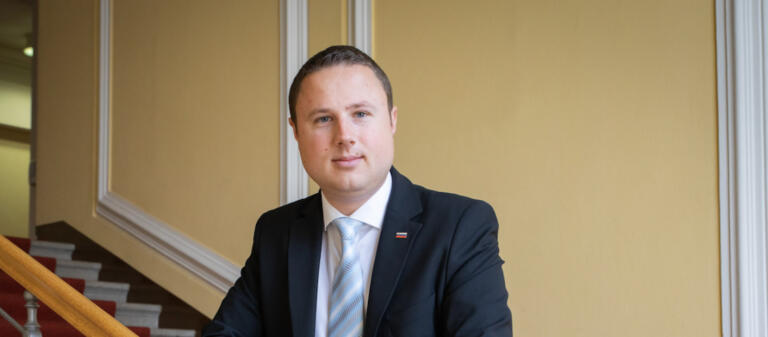 Žan Mahnič s poslanskim vprašanjem vladi o Vladimirju Putinu