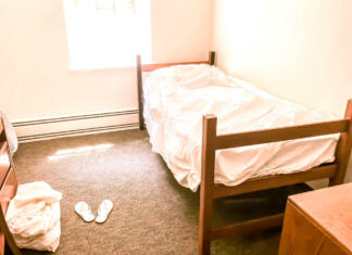 Življenje v dijaškem domu je ena najlepših izkušenj Basic white box dormitory room.