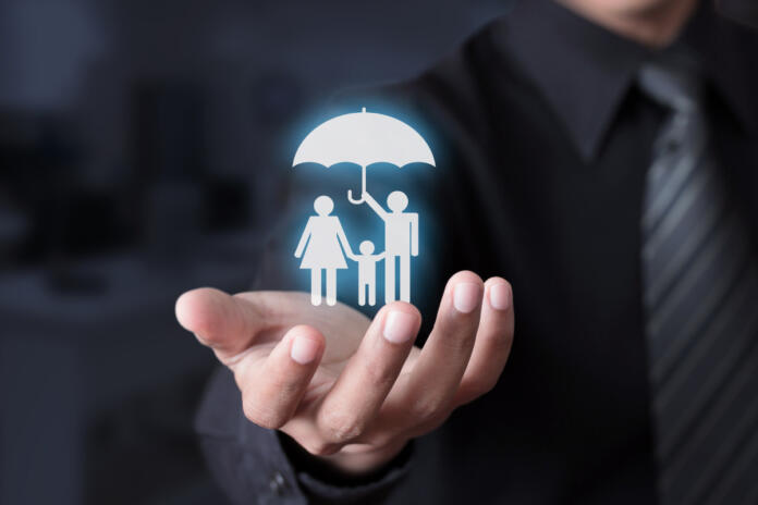 Roka drži simulacijo družine, nad katero je dežnik