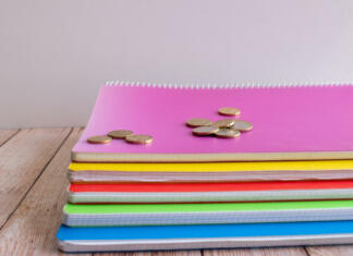 Skoraj 5 milijonov za učbeniški sklad v prihajajočem letu group of notebooks with money on top of them