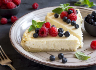 10 vrst slavne cheesecake tortice Homemade cheesecake with fresh berries and mint for dessert
