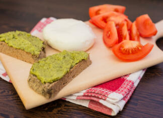 Raziskovalci ugotovili, kateri dieti najbolj varujeta pred boleznimi Italian Style Breakfast Pesto Sauce, Mozzarella Cheese And Tomatoes Served on A Wodden Platter
