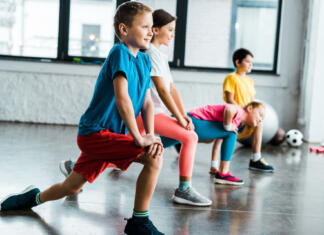 Objavljen razpis za sofinanciranje športnih programov Kids warming up before training in gym
