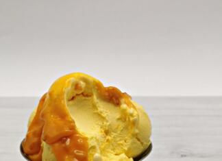 Recept za najbolj osvežilen sladoled tega poletja Sladoled v posodici in žlica poleg