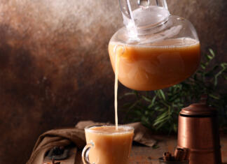 Presenetljive pijače, ki te bodo namesto kave napolnile z energijo masala tea with spices and milk