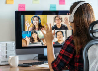 Lahko generacija Z zaradi pandemije sklepa prijateljstva? Online meeting, Social distancing and new normal concept, Rear View of Asian Business woman say hello with teamwork colleague in video conference when Coronavirus outbreak