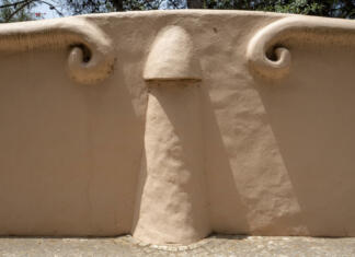 Arheologi našli 2000 let staro spolno igračo part of concrete wall with relief looking like a human penis.