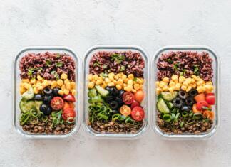 Kako se lotiti »meal prep-a«? – Kuharski nasvet za zasedene študente Tri steklene posodice s pripravljenimi obroki