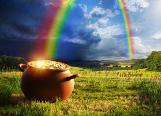 Ali več denarja res pomeni tudi več sreče? Pot full of gold at the end of the rainbow.