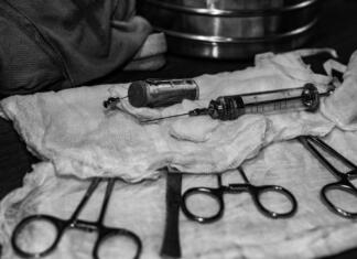 Ne samo vrtanje lukenj v glavo: Prvi kirurgi so bili brivci Surgical instruments covered with gauze. Lying on the table in the operating room