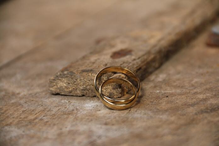 wedding rings, gold rings, wood