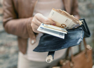 5 stvari, za katere je vredno zapraviti denar Woman holding in hands wallet with euro money. City girl is taking out money from wallet