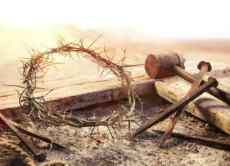 Petdnevno praznovanje velike noči: Kaj pomeni vsak dan? Wooden Cross With Crown Of Thorns Hammer And Bloody Nails