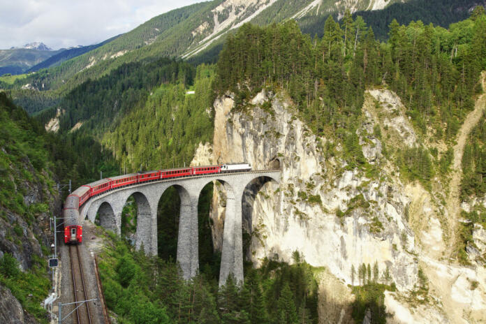 Vlak na alpskem viaduktu