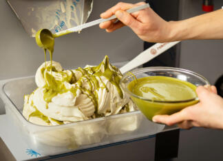 3 prednosti sadnih dekorjev Roka preliva sladoled s prelivom