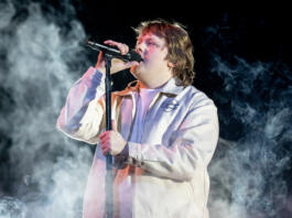 Lewis Capaldi sredi koncerta v Manchester Areni, ki ga je prekinil zaradi težav