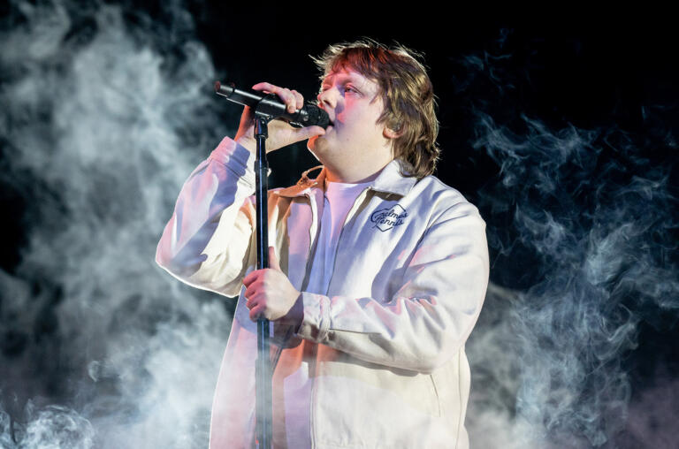 Lewis Capaldi, škotska Beyoncé, ki je z iskrenostjo in glasbo osvojil srca oboževalcev