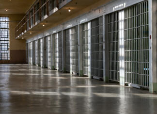 Mega zapor v El Salvadorju: rešitev ali kršitev človekovih pravic? Bars to prison or jail cells.