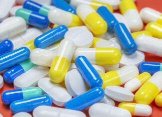 Znanstveniki izumili antibiotik, ki spreminja obliko Colored pills, pills and capsules on a red background