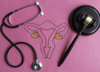 Se bliža prepoved tabletk za prekinitev nosečnosti? Drawing of female reproductive system with judge's gavel and stethoscope.
Conceptual about abortion, legislation, feminism, woman