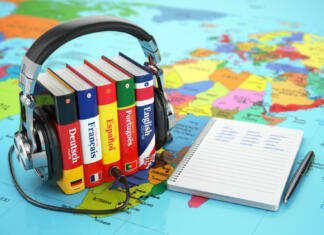 7 razlogov, zakaj nikoli nisi prestar za učenje novega jezika! Learning languages online. Audiobooks concept. Books and headphones on the map world. 3d