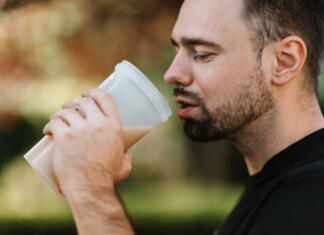 Najpogostejše napake pri uporabi beljakovinskega praška Man in black crew neck shirt holding white plastic tumbler