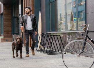 Obsežen vodnik po moških jaknah za vsak stil in letni čas Moški v ledrasti jakni sprehaja psa