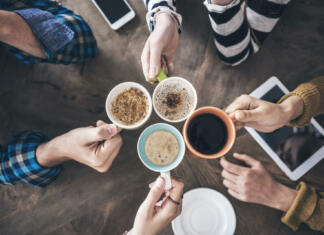 Top 5 kavnih napitkov People drinking coffee high angle view
