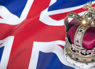 Kronanje kralja Karla III. ali največji dogodek stoletja Royal golden crown with jewels on british flag. Symbols of UK United Kingdom. 3d illustration