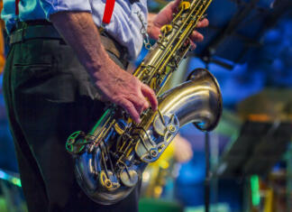 Najbolj neverjetni glasbeni nastopi, ki ti bodo razširili obzorja Saxophone player performing on stage