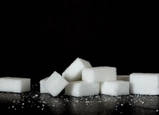 Naravne alternative, ki jih lahko uporabiš namesto sladkorja sugar, sweets, black background