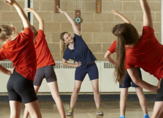 Ukrepi za gibanje in šport mladih so nujni, pravi MVI Teacher Taking Exercise Class In School Gym
